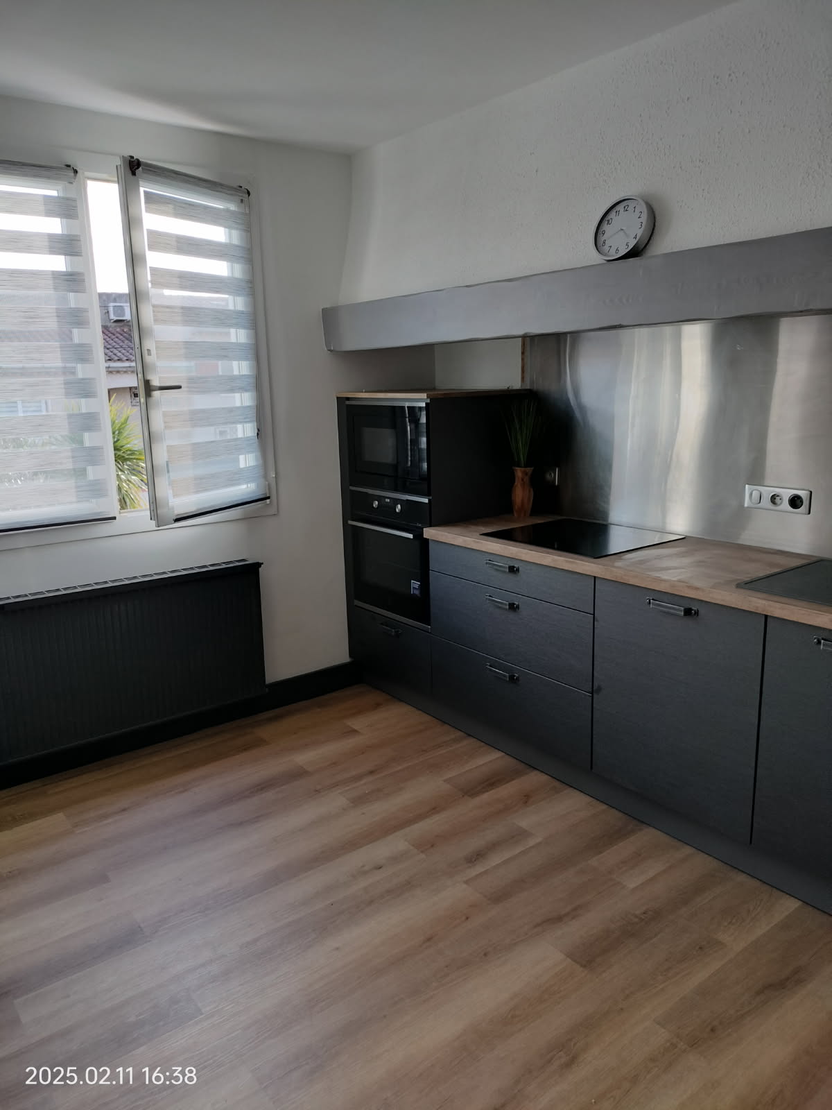 Cuisine rénovée meubles anthracite plan bois parement