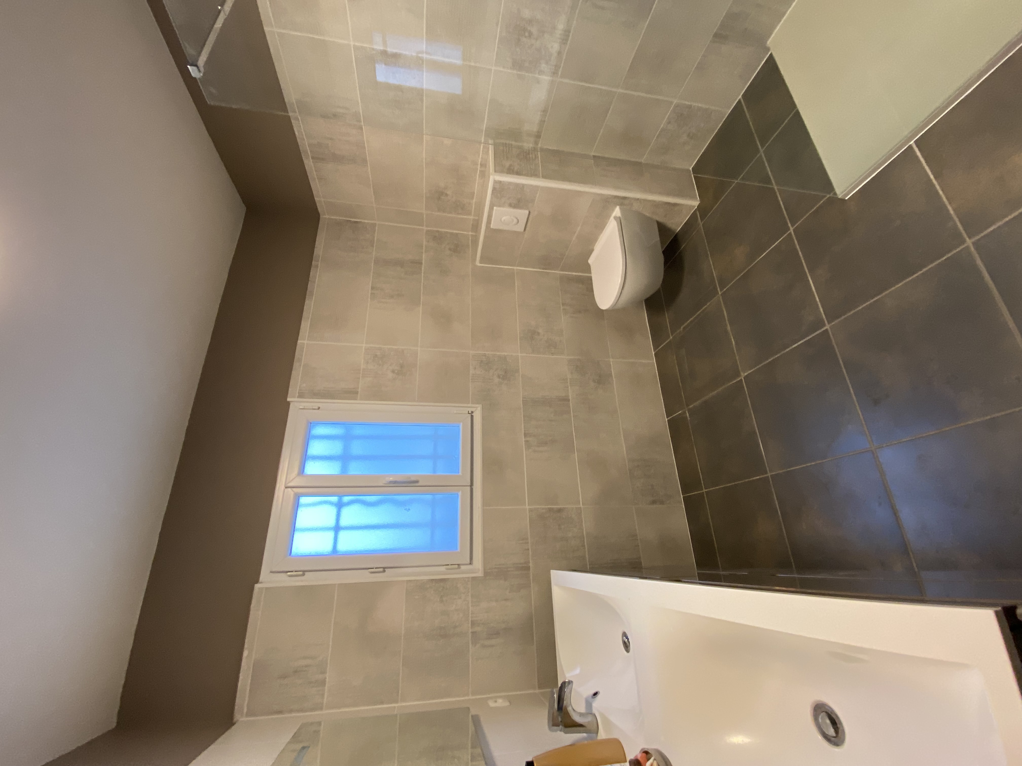 Salle de bain carrelage grand format gris beige WC suspendu