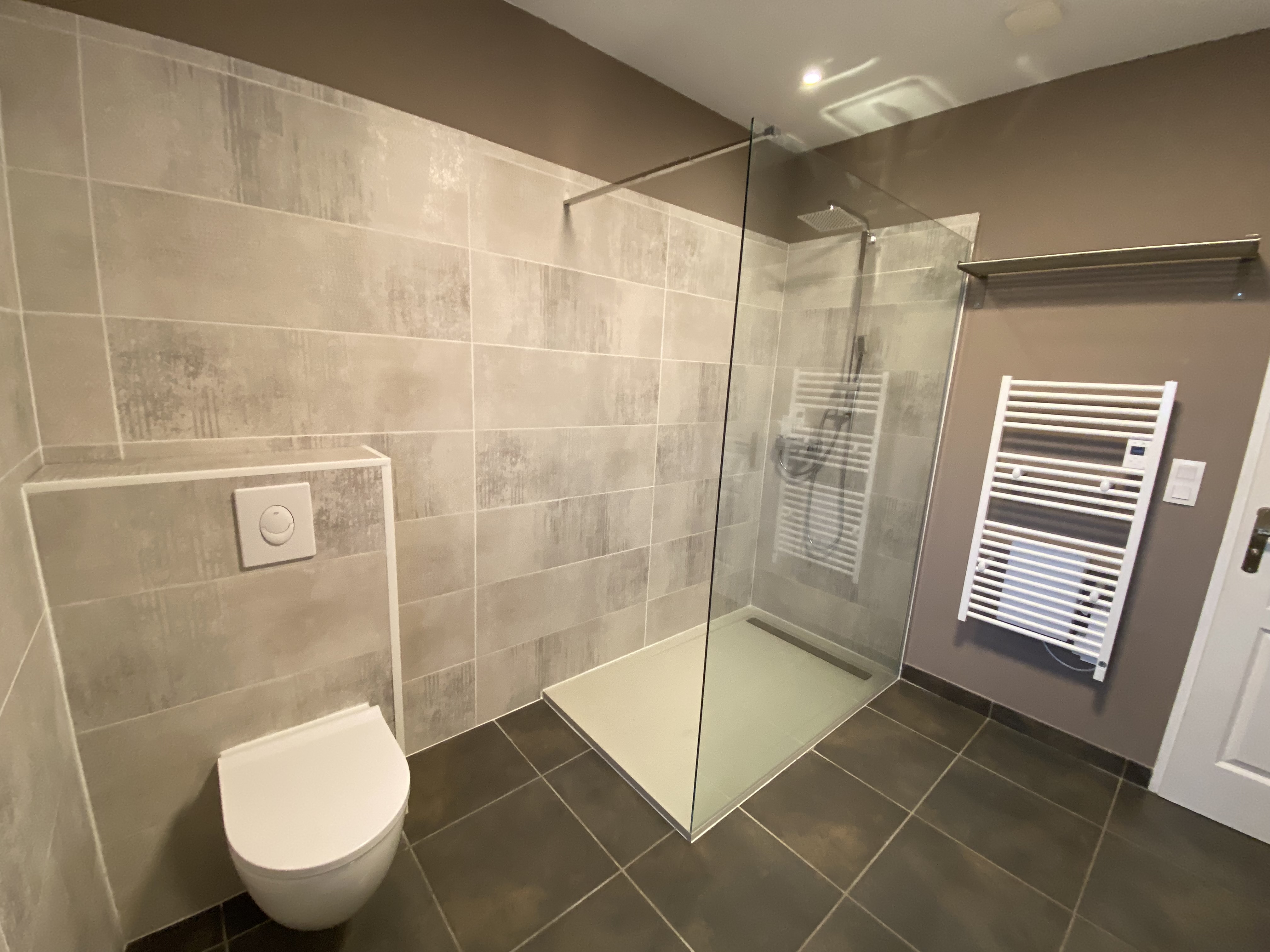 Détail joints carrelage gris salle de bain