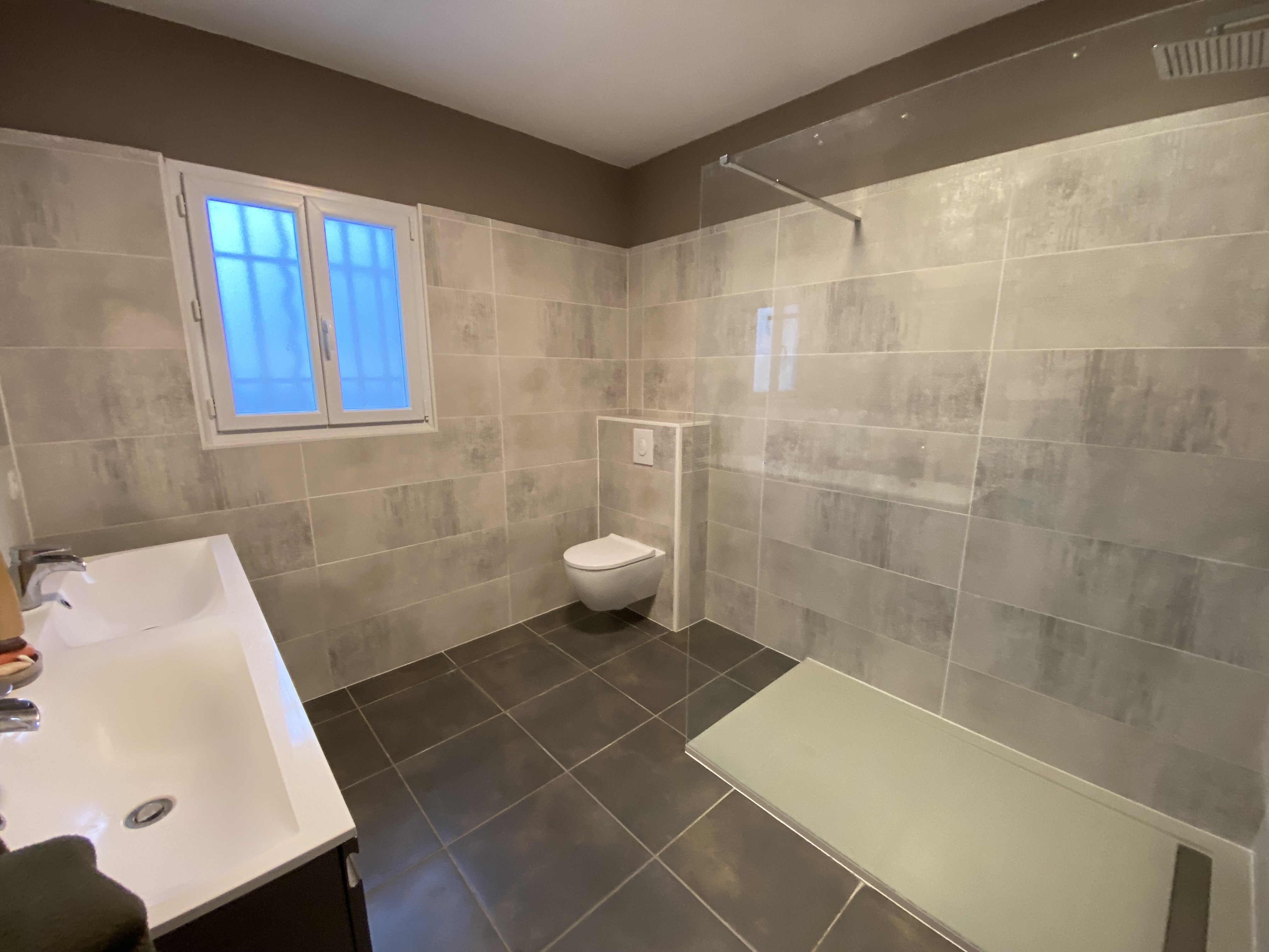 Douche italienne carrelage grand format paroi verre