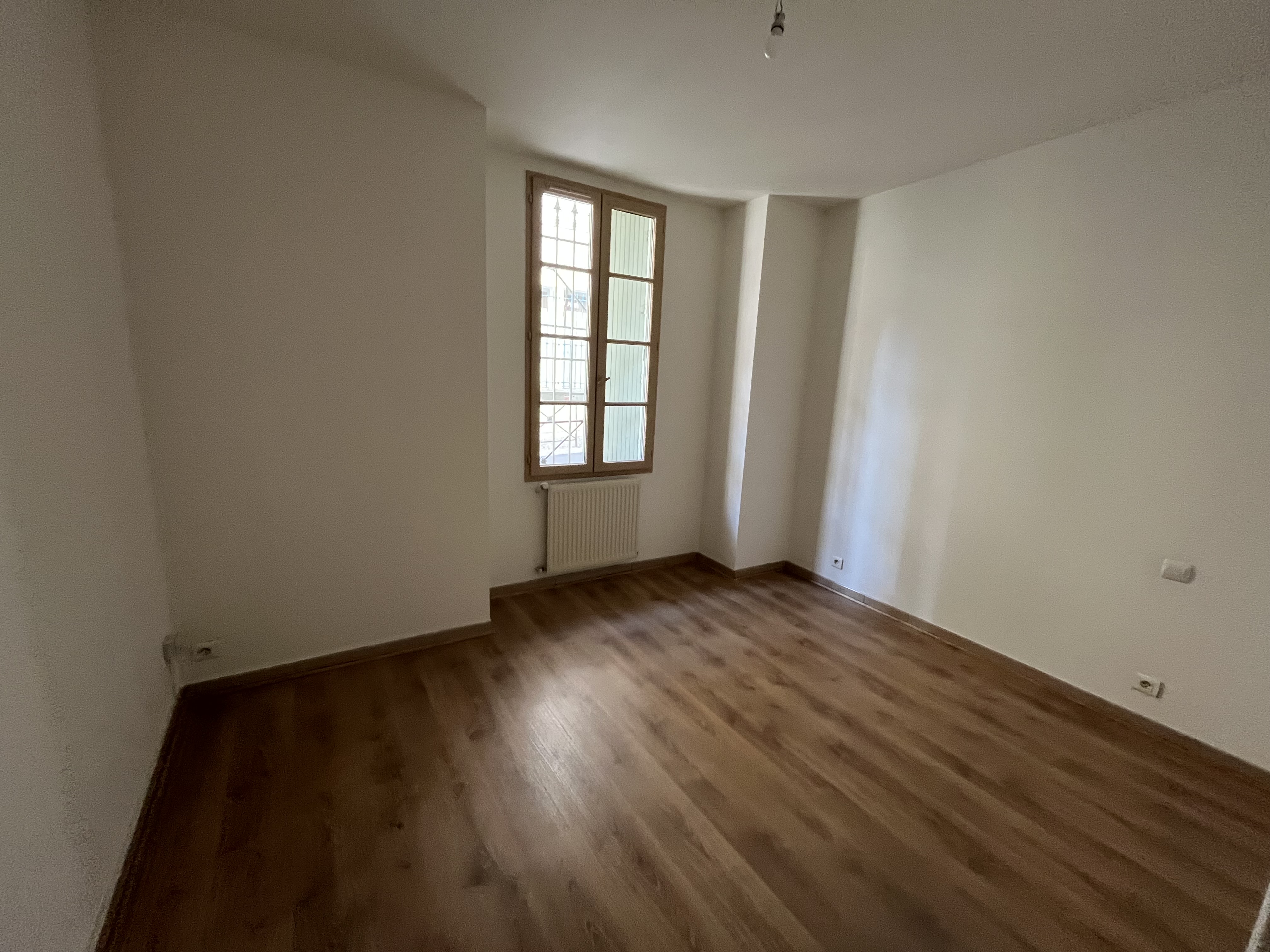 Chambre rénovée parquet stratifié chêne sombre peinture