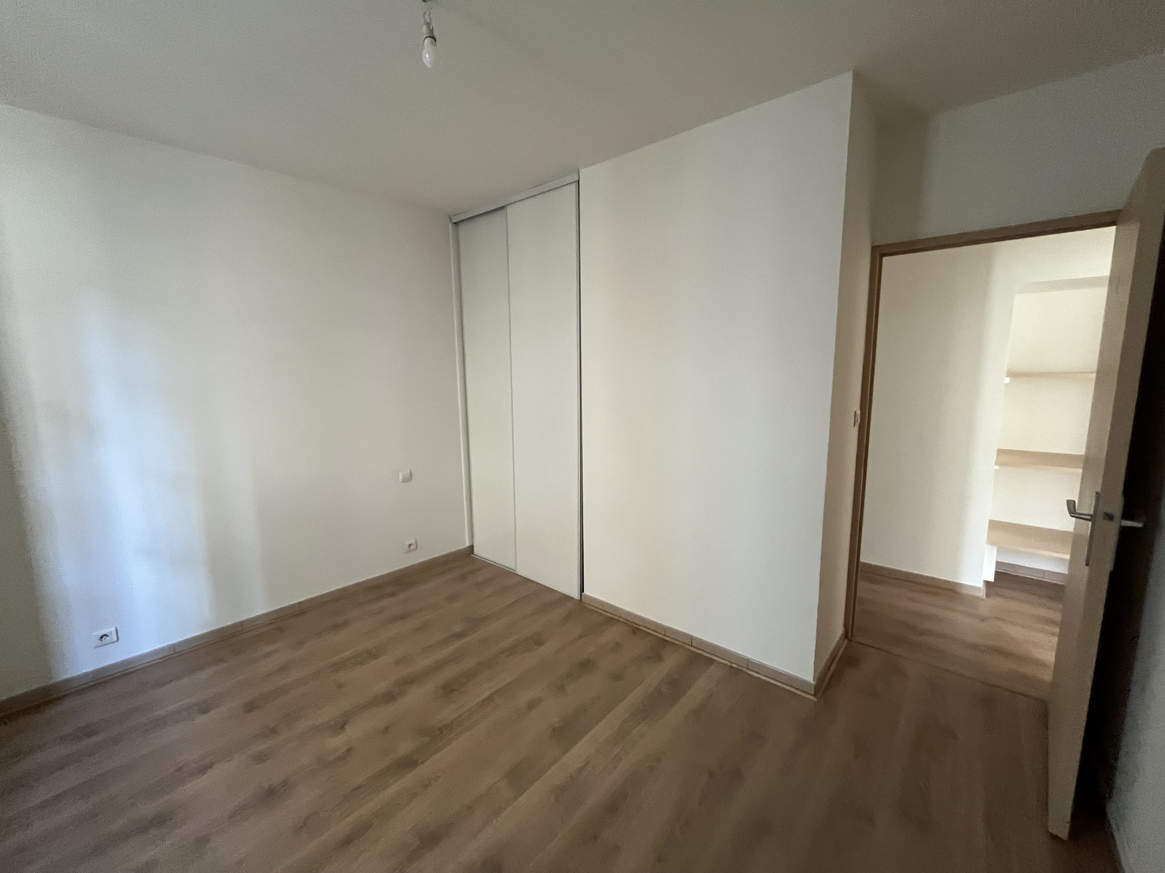 Pièce rénovée sol stratifié peinture neuve