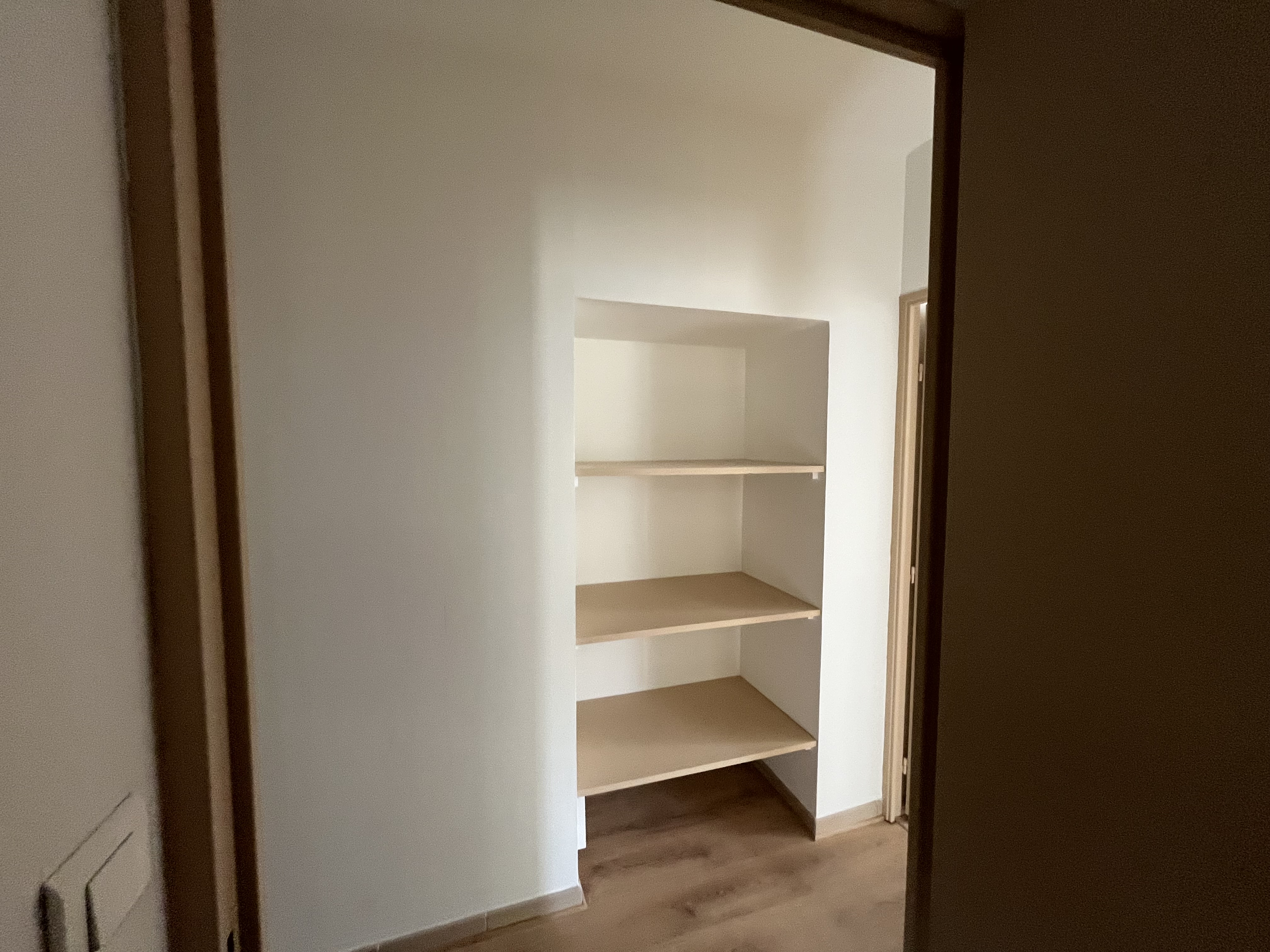 Rénovation intérieure sol stratifié peinture