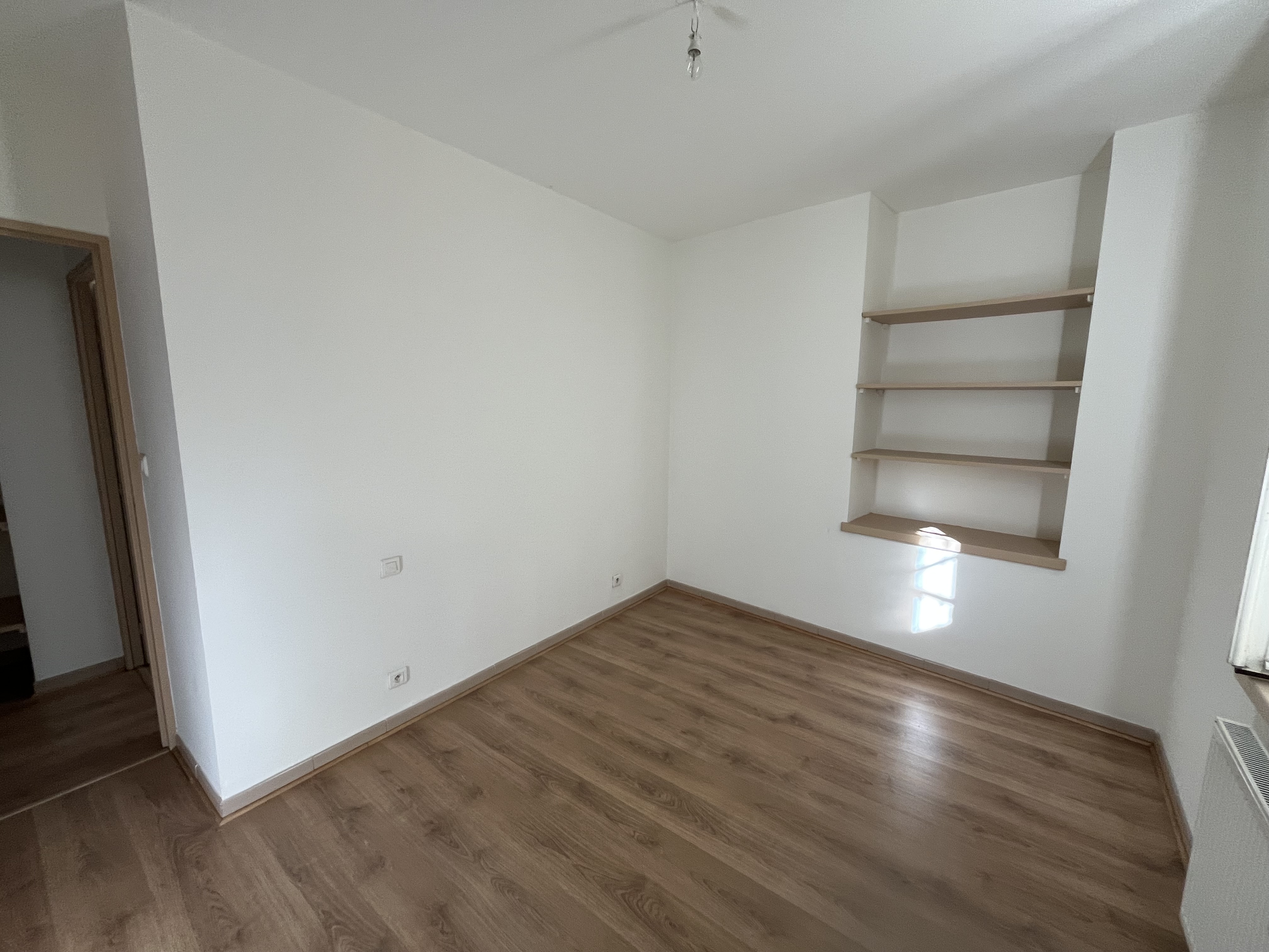 Chambre enduit peinture blanche parquet stratifié