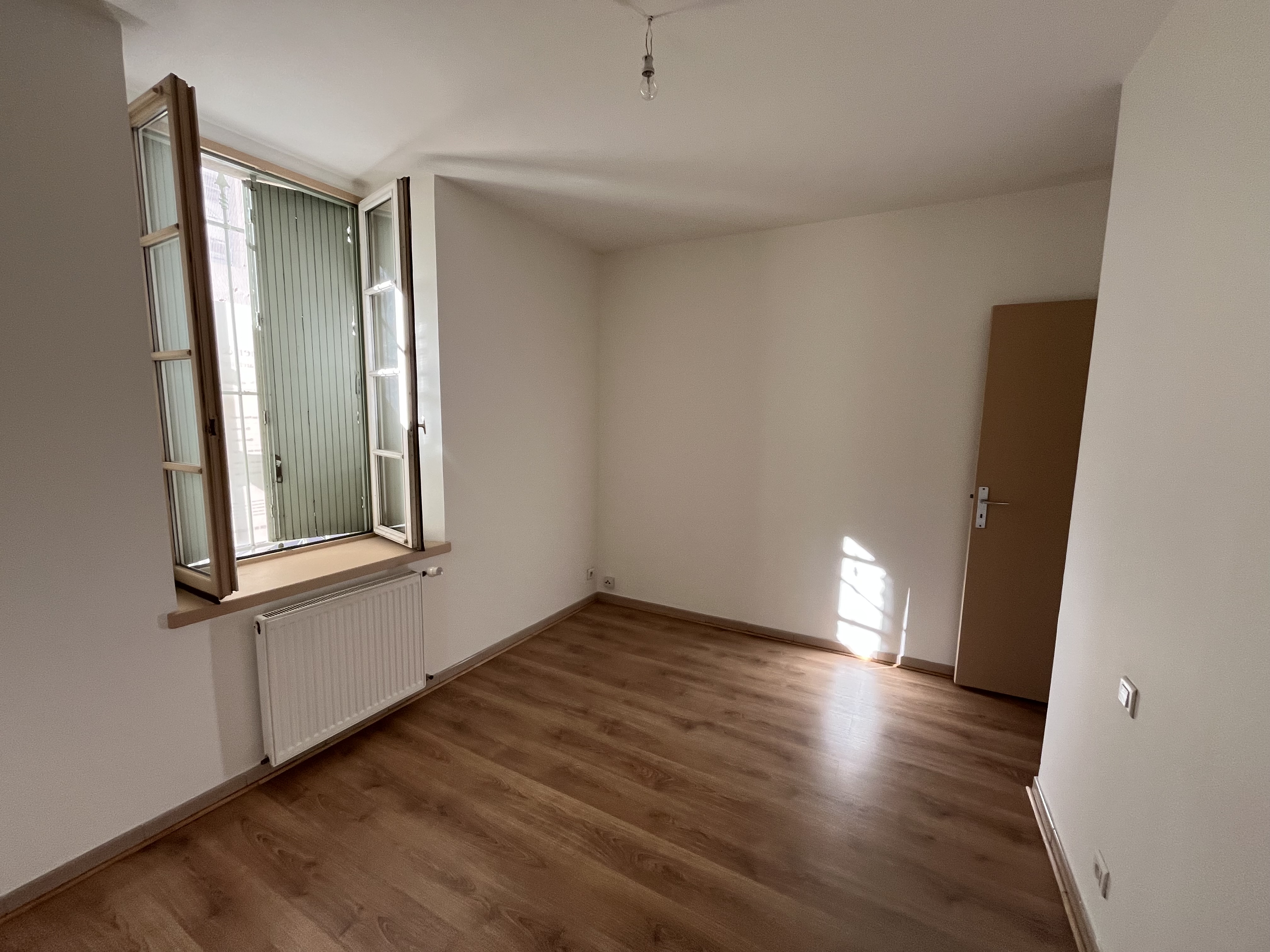 Peinture intérieure murs blancs parquet