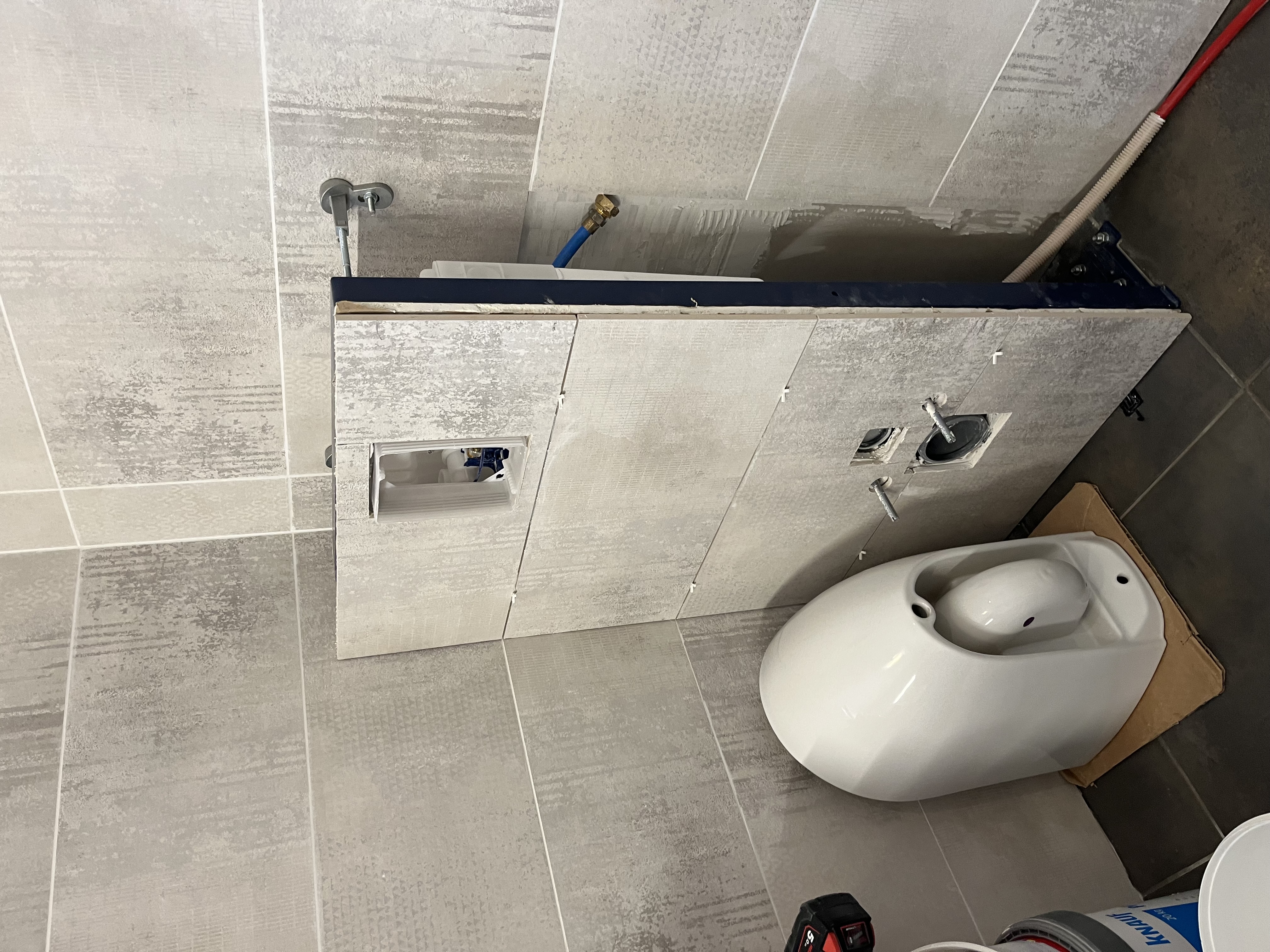 Pose carrelage plomberie WC suspendu en cours