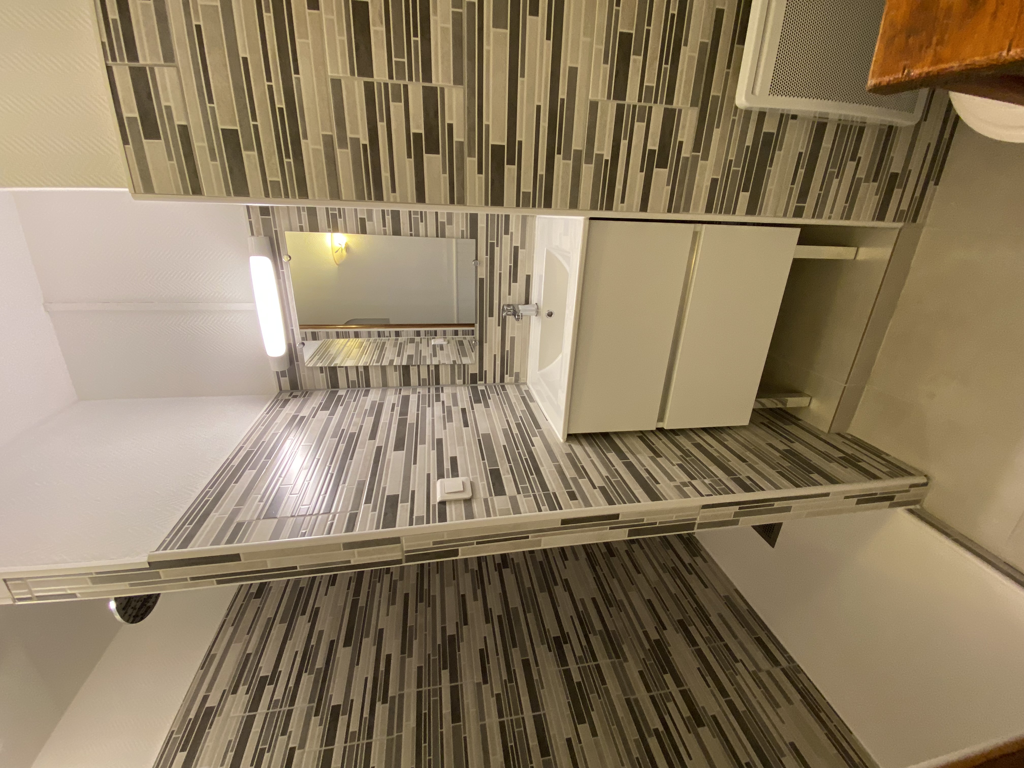 Salle de bain mosaïque gris baignoire meuble vasque