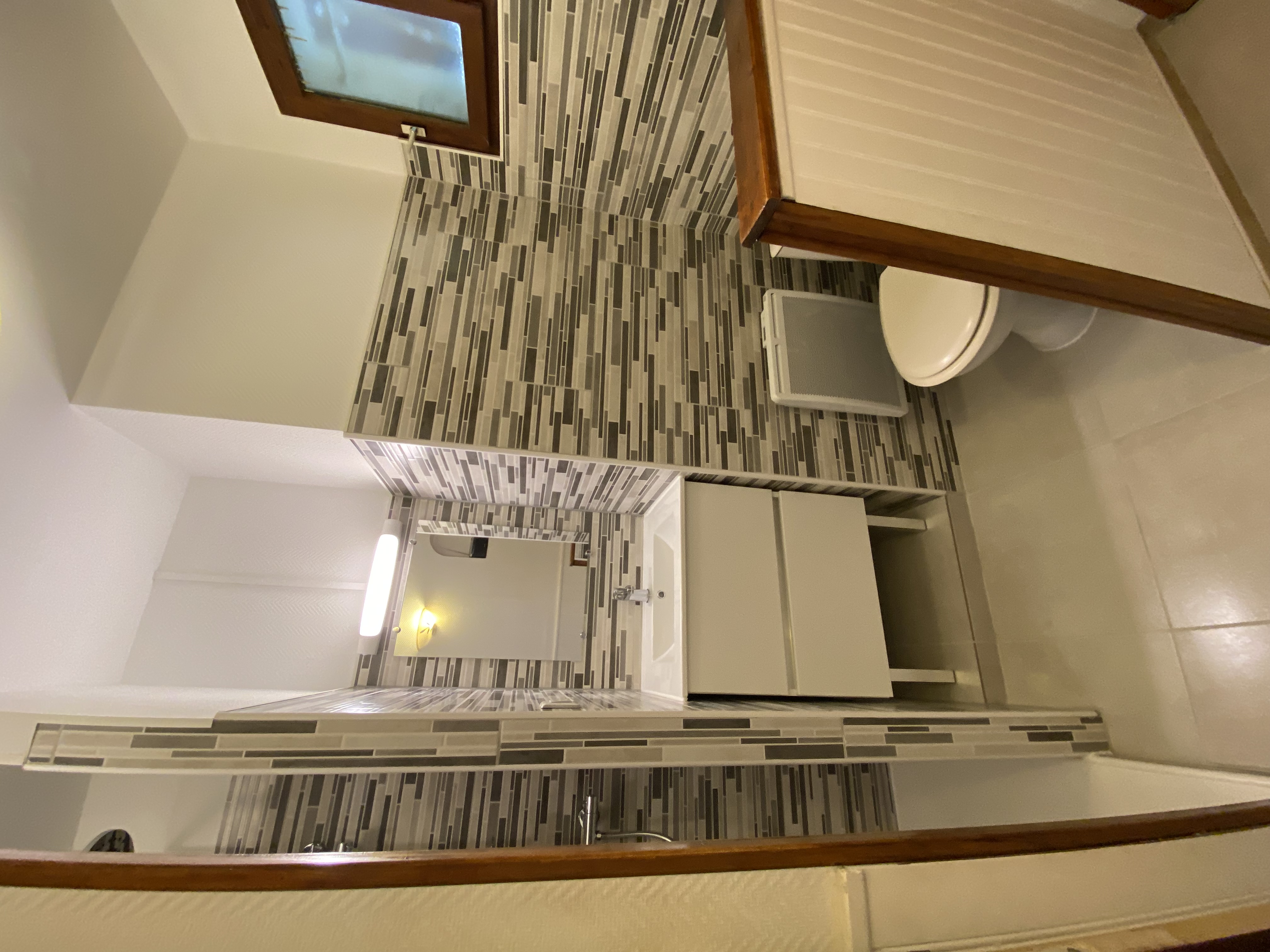 Détail vasque encastrée rangements mosaïque