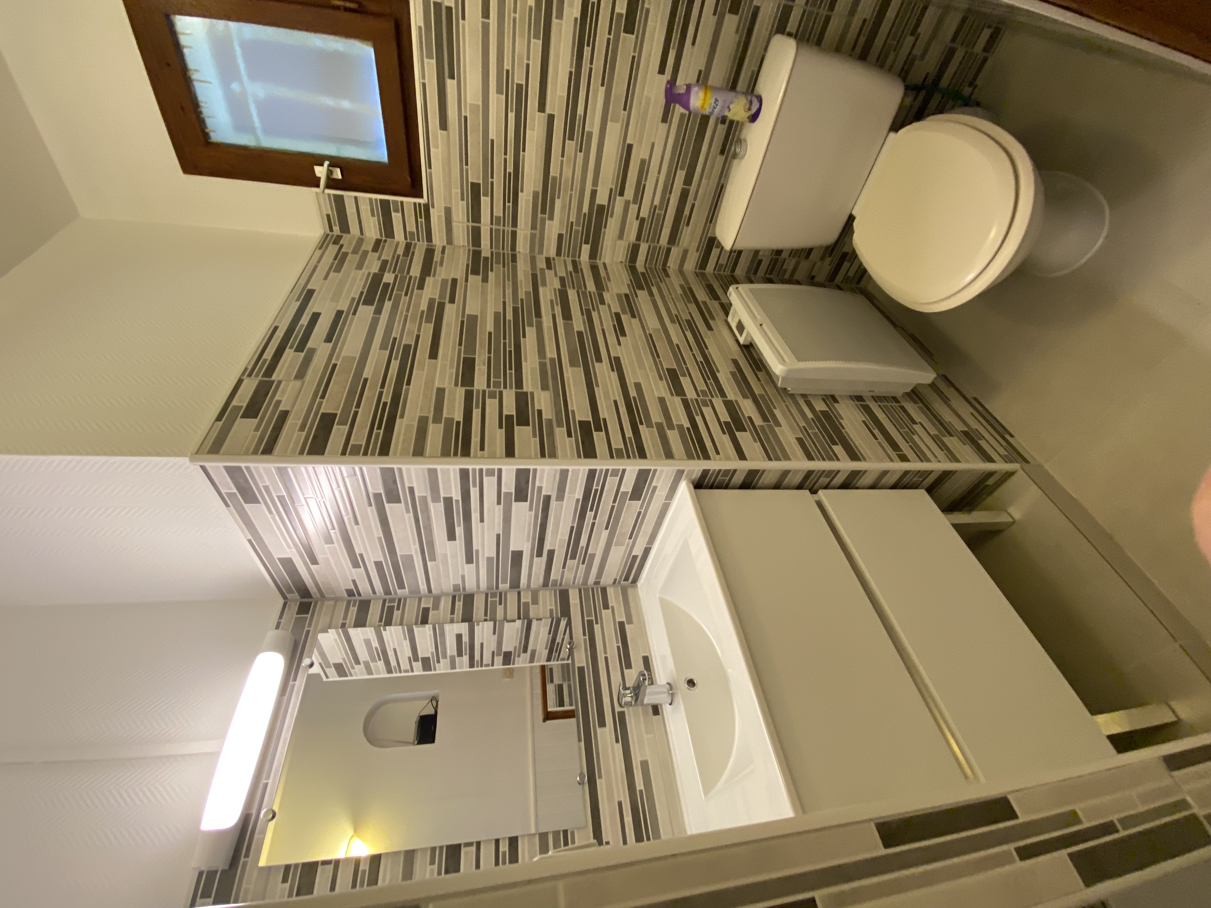 Vue d'ensemble salle de bain mosaïque baignoire