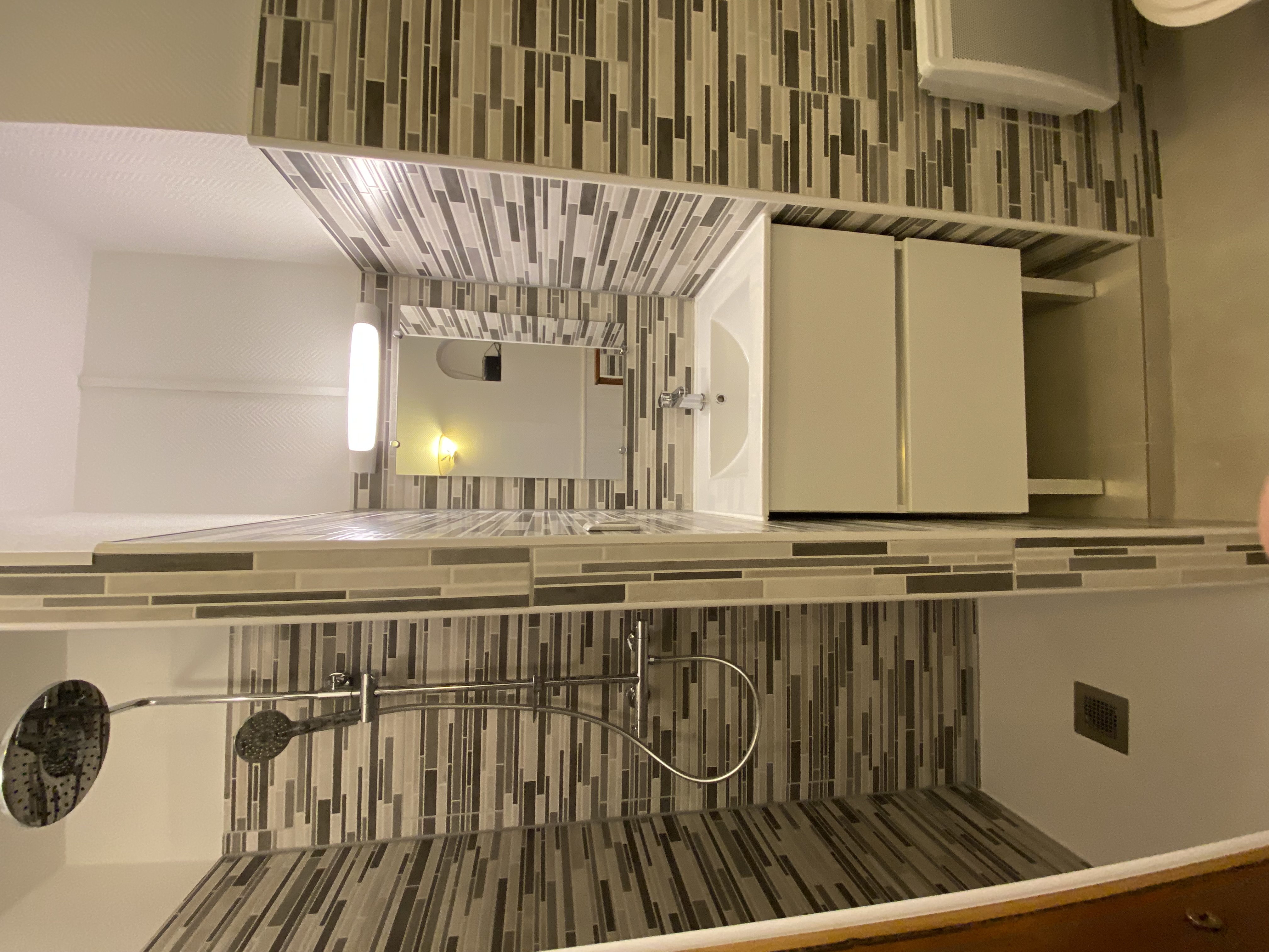 Mosaïque mur sol salle de bain finitions