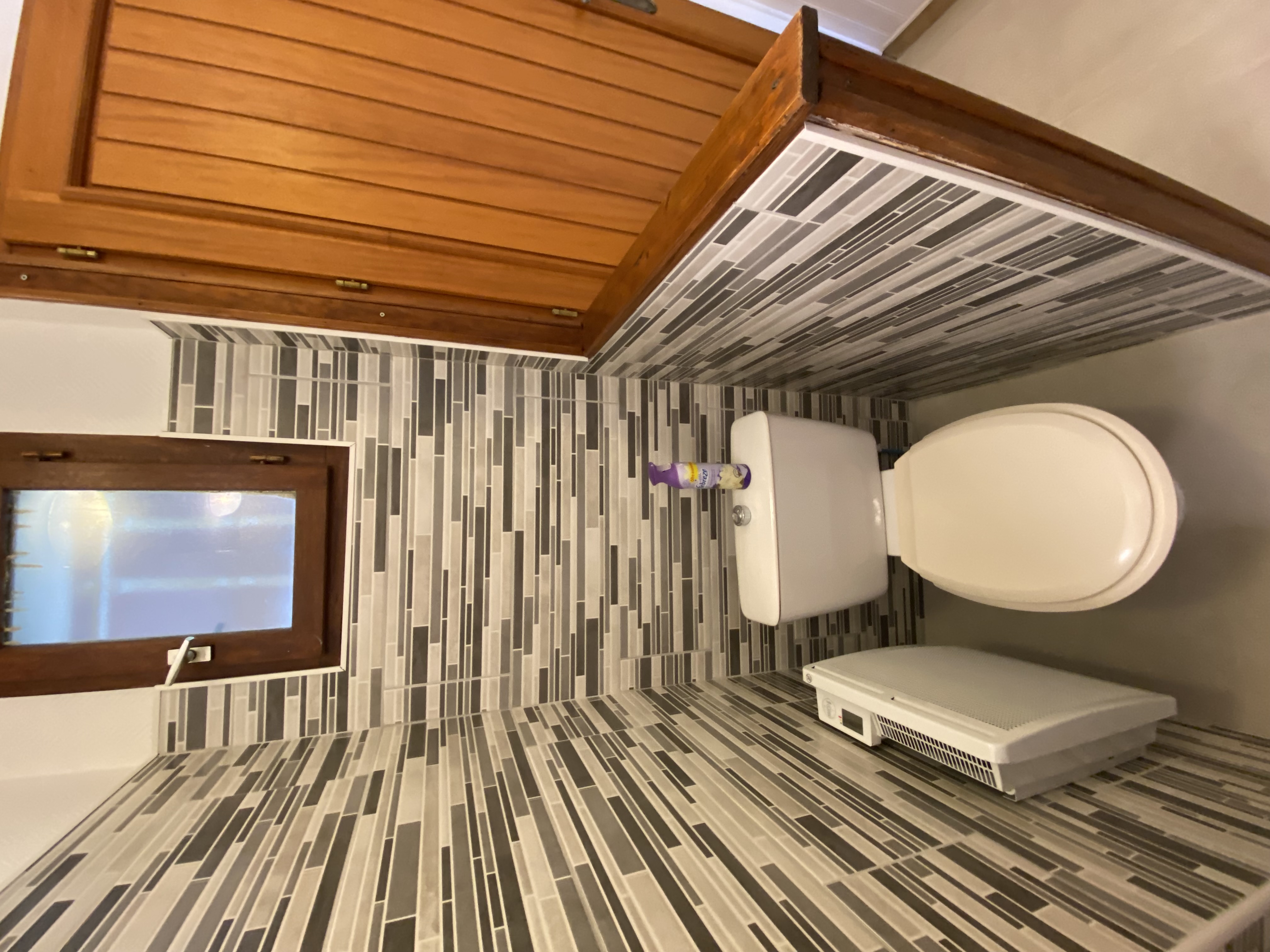 Détail robinetterie vasque tablier baignoire carrelé