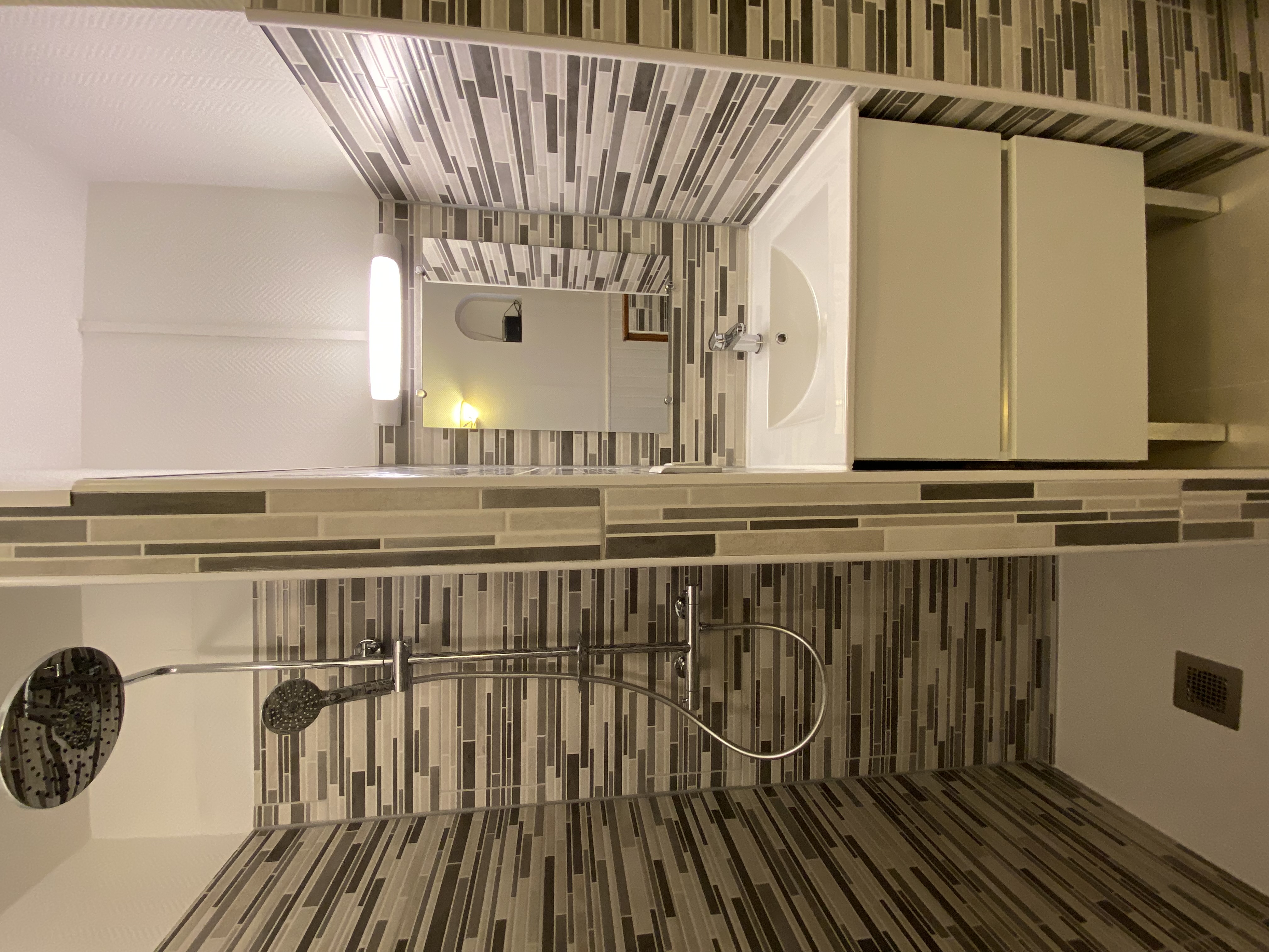 Finitions hautes angle raccords salle de bain