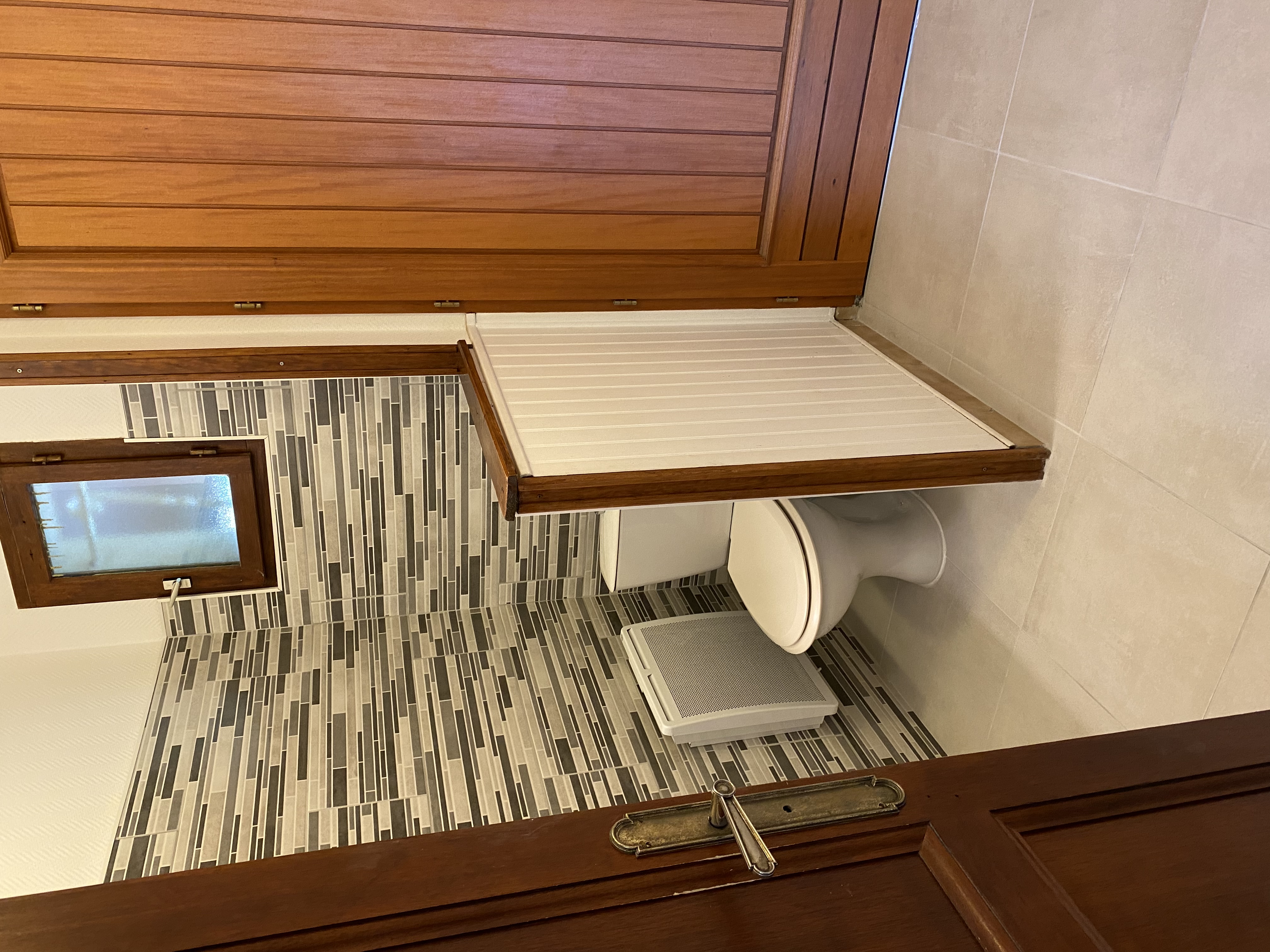 Tablier baignoire carrelé robinetterie encastrée