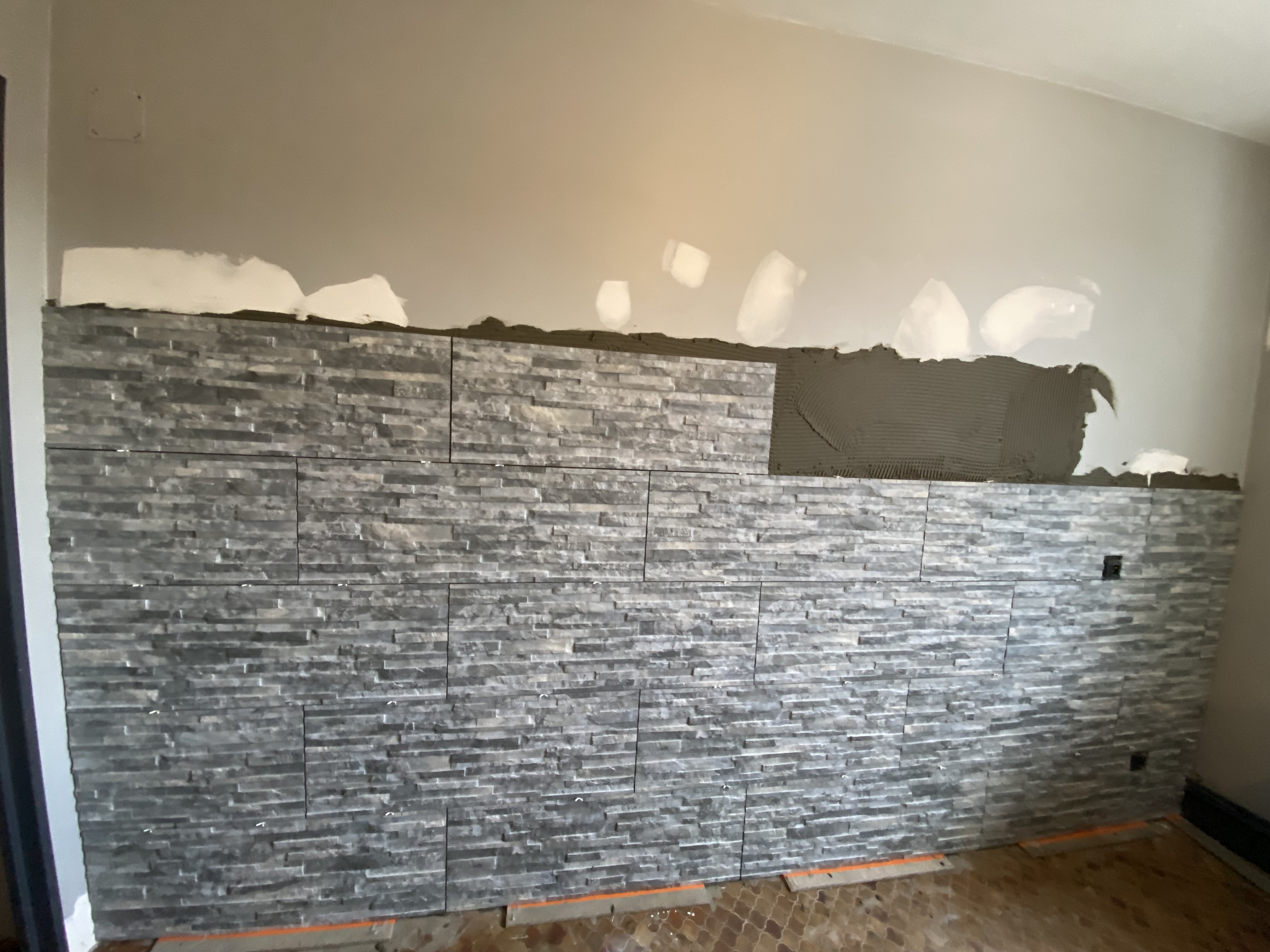 Parement pierre salon pose en cours