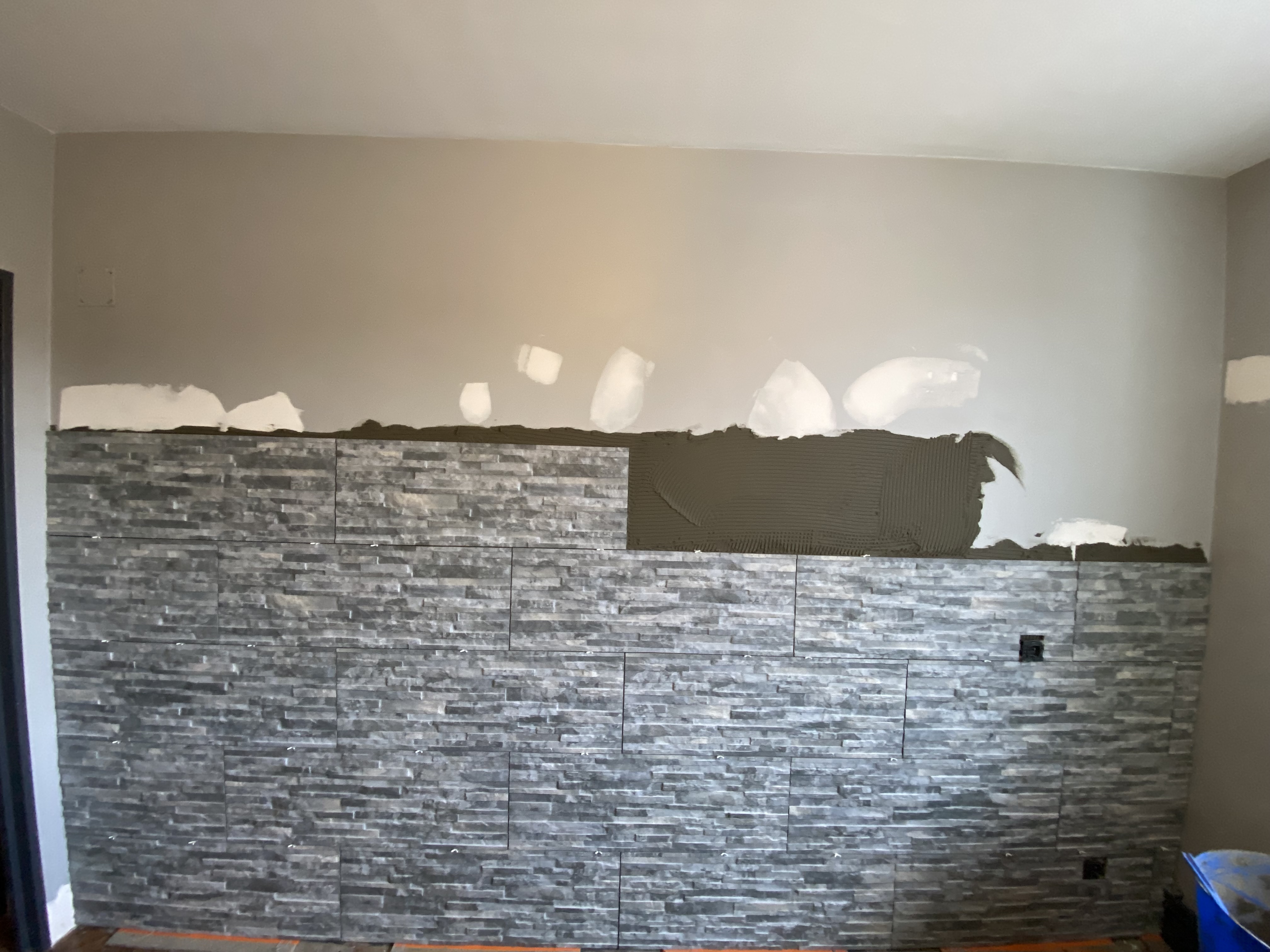 Mur pierres reconstituées progression chantier