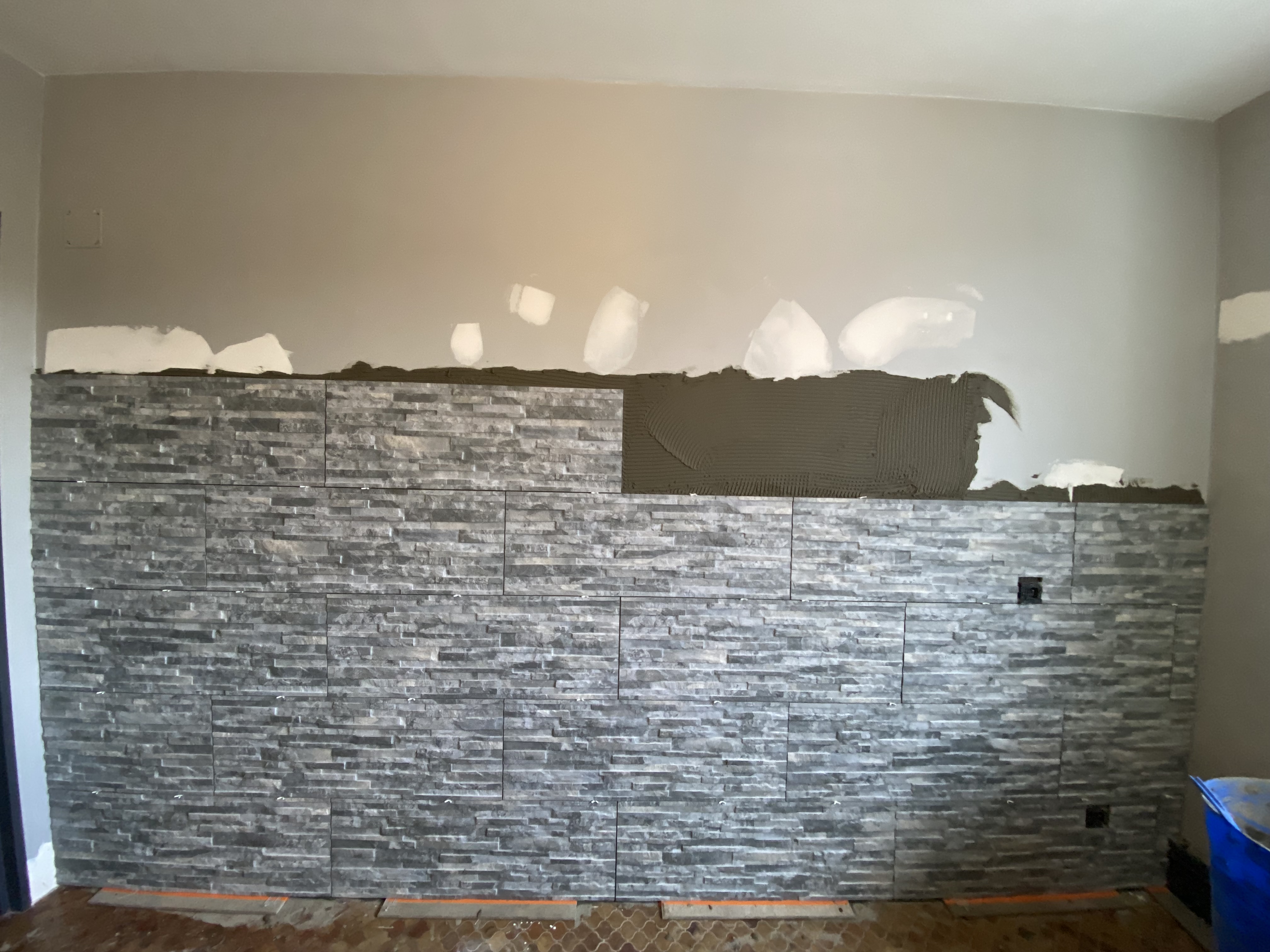 Parement mural fixation alignement pierres