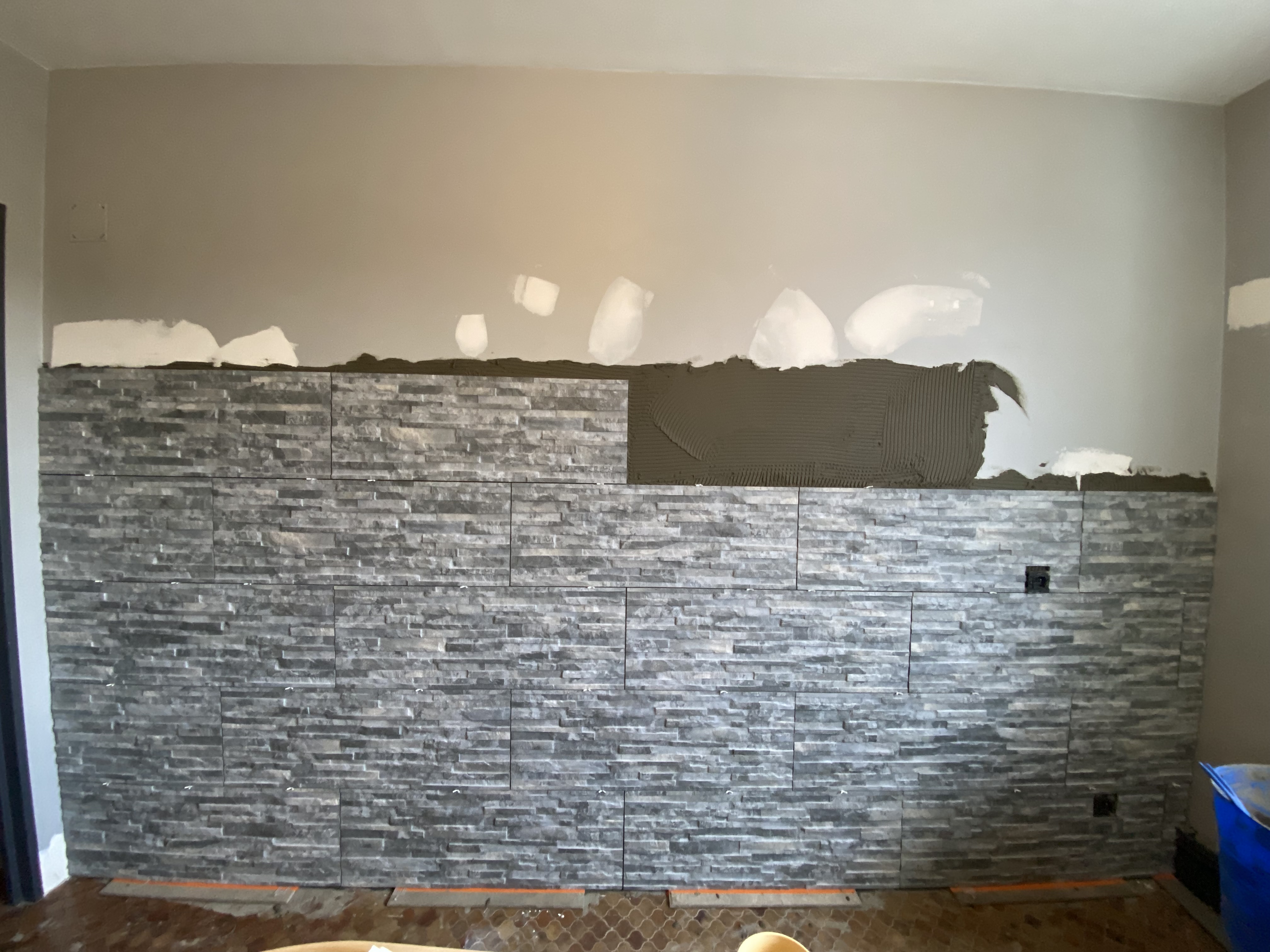 Carrelage parement pierre grise avant finitions