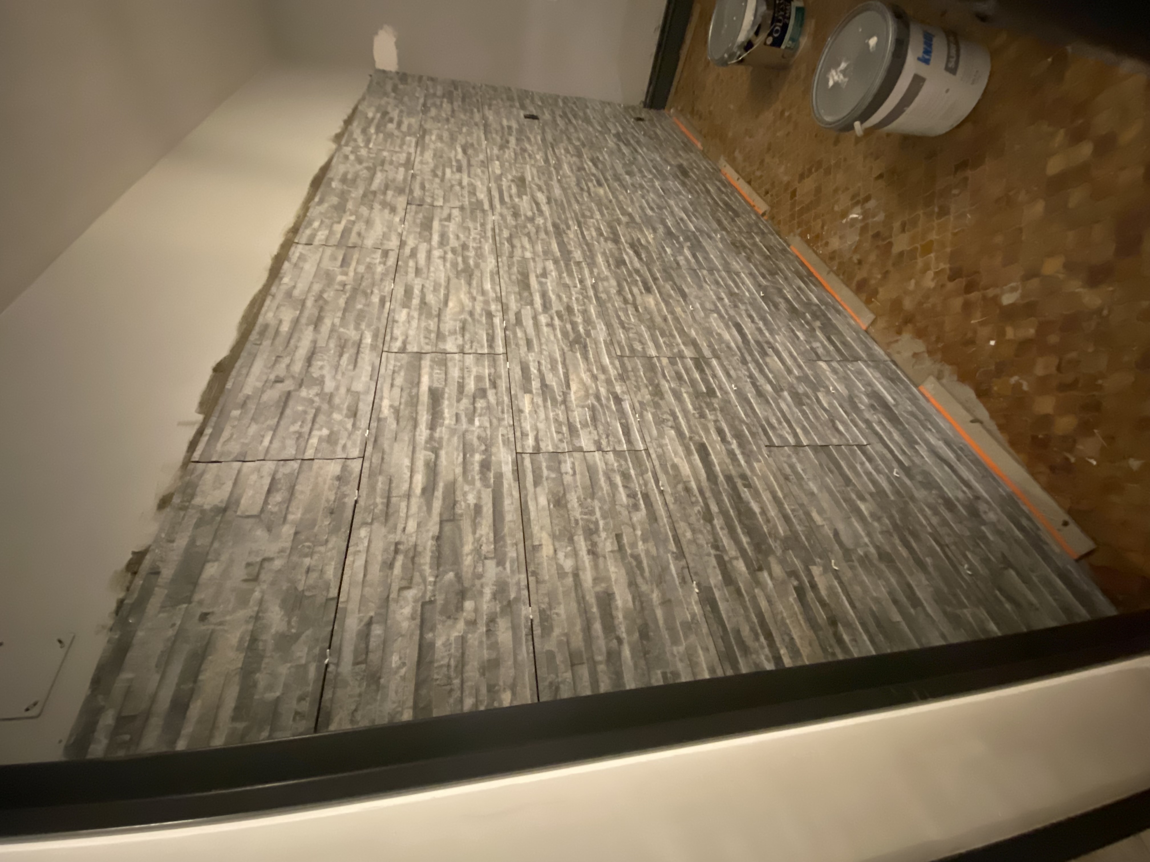 Salon mur pierres reconstituées en achèvement