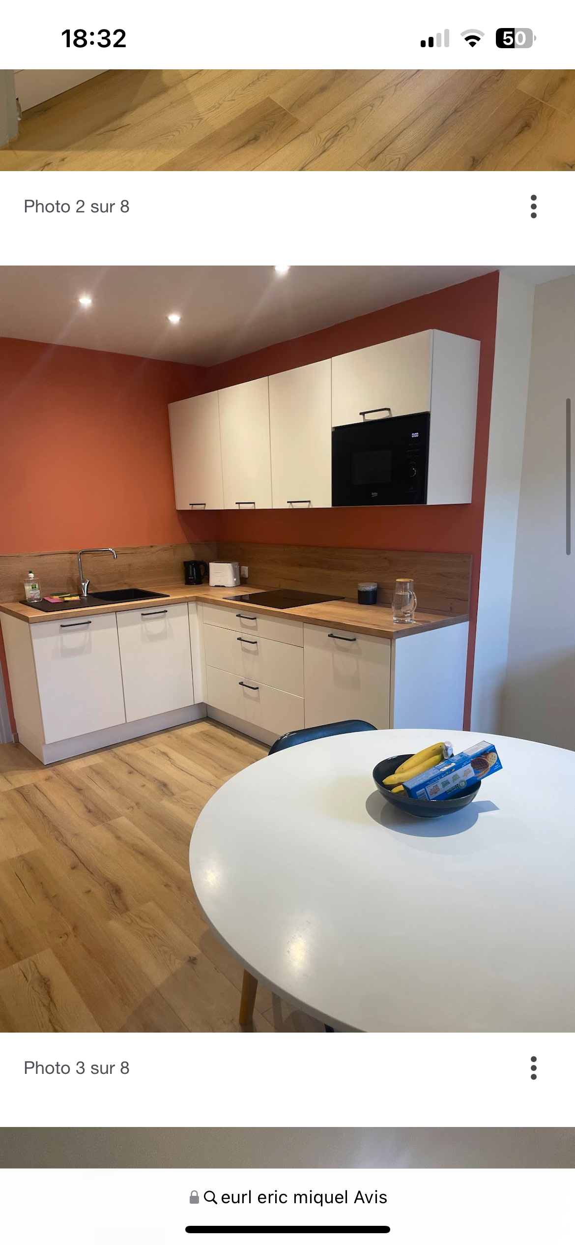 Cuisine rénovée mur terracotta meubles blancs